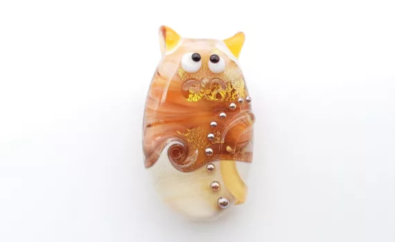 Lampwork glass bead cat in caramel amber swirls and striations. Golden pearls and flecks.